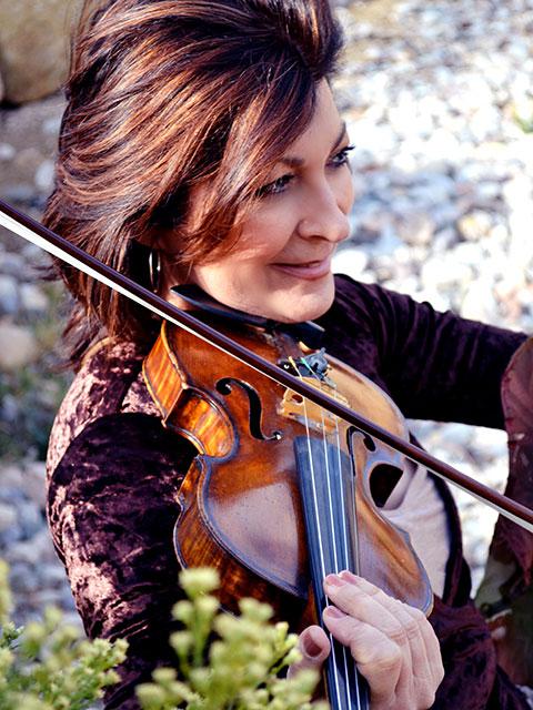 丽贝卡·拉姆齐在拉小提琴